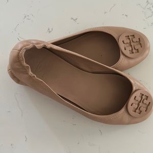 Nude Tory Burch flats size 8.5 excellent condition. Some wear on heels